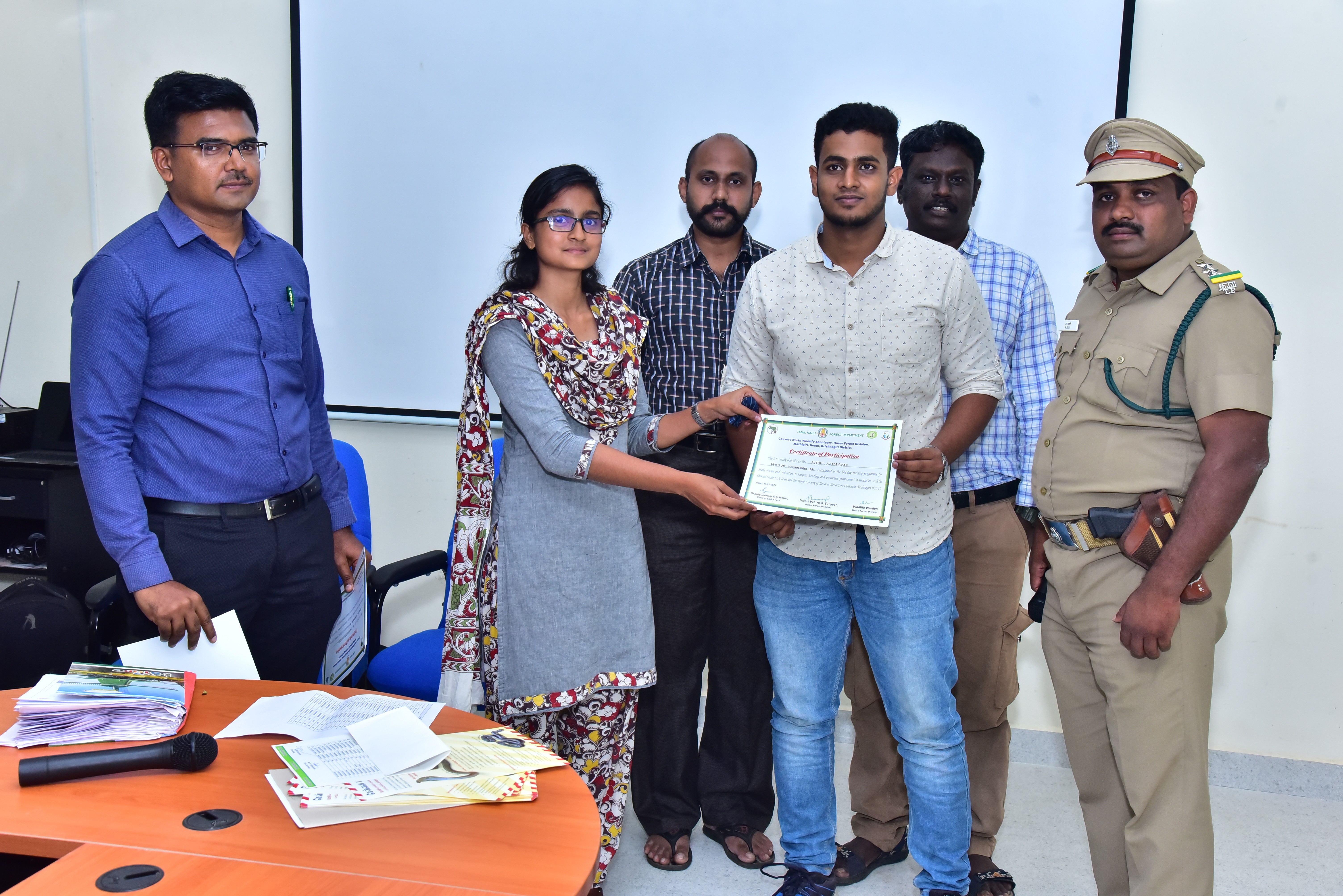 Selvi Karthikeyani  IFS Asst Conservator of Forest , Hosur Division handing over participation certificates